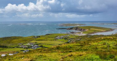 Clifden, County Galway, İrlanda yakınındaki ünlü gökyüzü yolu