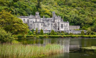 Güzel Kylemore Abbey, County Galway, İrlanda