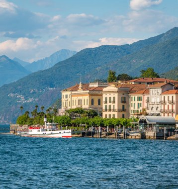 Bellagio waterfront bir güneşli gün yaz, Como Gölü, Lombardiya, İtalya.