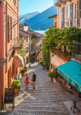 Bellagio doğal görünürde bir yaz öğleden sonra. Lake Como, Lombardiya, İtalya. 