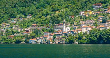 Feribot, güzel köy Lake Como, Lombardiya, İtalya'dan görüldüğü gibi Nesso.