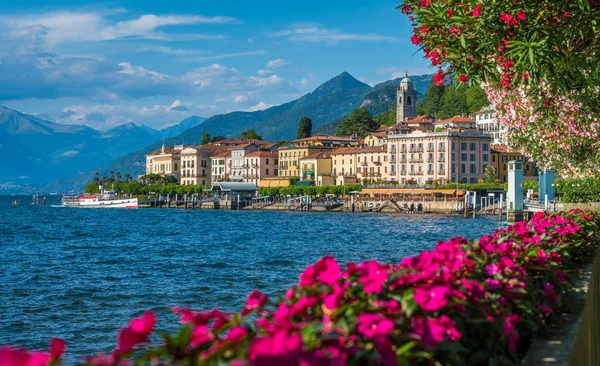 Bellagio waterfront bir güneşli gün yaz, Como Gölü, Lombardiya, İtalya.