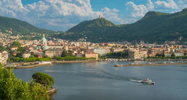 Como şehir, Como Gölü bir güneşli yaz öğleden sonra bakan panoramik manzaralı. İtalya.