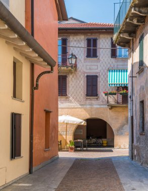 Mandello del Lario, Como Gölü ', Lombardiya, İtalya pitoresk Köy Manzaralı görünürde.