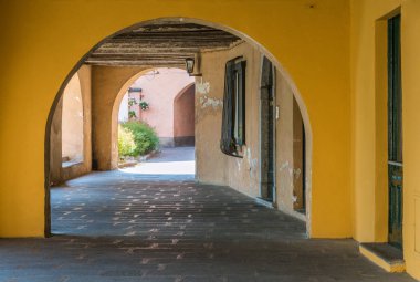 Mandello del Lario, Como Gölü ', Lombardiya, İtalya pitoresk Köy Manzaralı görünürde.