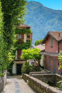 Doğal Ossuccio, Como Gölü, Lombardy İtalya bakan küçük ve güzel köy görünürde.