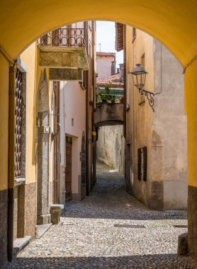 Doğal Ossuccio, Como Gölü, Lombardy İtalya bakan küçük ve güzel köy görünürde.