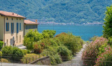 Doğal Ossuccio, Como Gölü, Lombardy İtalya bakan küçük ve güzel köy görünürde.