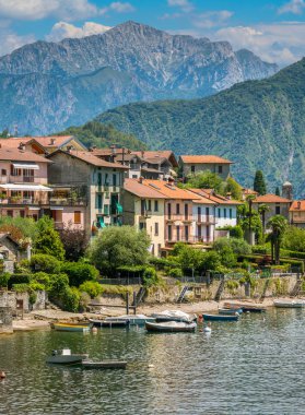 Doğal Ossuccio, Como Gölü, Lombardy İtalya bakan küçük ve güzel köy görünürde.