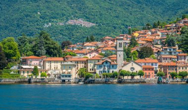 Torno Como Gölü'feribotta görüldüğü gibi. Lombardy, İtalya.
