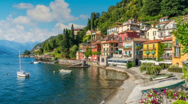 Güzel Varenna Rıhtımlar üzerinde bir güneşli yaz öğleden sonra Como Gölü, Lombardiya, İtalya.