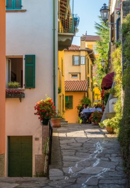 Varenna doğal görünürde bir güneşli yaz öğleden sonra Como Gölü, Lombardiya, İtalya.