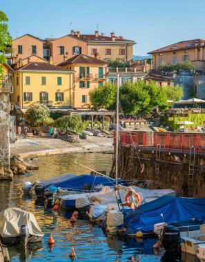 Güzel Varenna Rıhtımlar üzerinde bir güneşli yaz öğleden sonra Como Gölü, Lombardiya, İtalya.