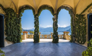 Bakan ünlü Villa del Balbianello, Lenno, İtalya'nın Como Gölü manzaralı balkon. Lombardy, İtalya.