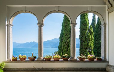 Güzel Villa Monastero Varenna gün güneşli yaz içinde. Lake Como, Lombardiya, İtalya.