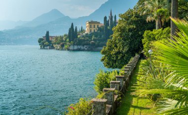 Güzel Villa Monastero Varenna gün güneşli yaz içinde. Lake Como, Lombardiya, İtalya.