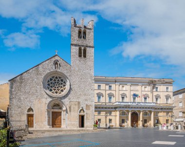 ALATRI Santa Maria Maggiore meydanda Frosinone eyaletinin, Lazio, Orta Italya'nin bir güneşli yaz sabahı.