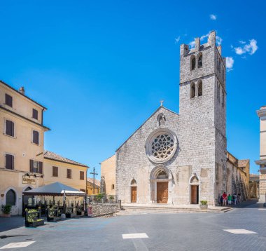 ALATRI Santa Maria Maggiore meydanda Frosinone eyaletinin, Lazio, Orta Italya'nin bir güneşli yaz sabahı.