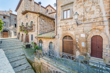 Doğal görünürde Barbarano Romano, Lazio, İtalya Viterbo eyaletinde ortaçağ köyü.