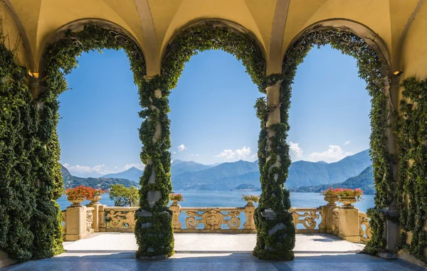 Bakan ünlü Villa del Balbianello, Lenno, İtalya'nın Como Gölü manzaralı balkon. Lombardy, İtalya.