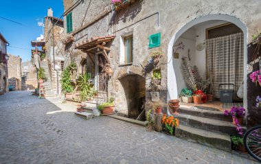 Doğal görünürde Barbarano Romano, Lazio, İtalya Viterbo eyaletinde ortaçağ köyü.