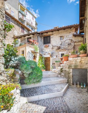 Castel di Tora, İtalya'nın Lazio, İtalyan bölge Rieti il içinde doğal görünürde Roma 50 kilometre kuzeydoğusunda yer alan.