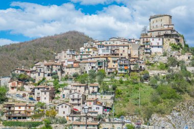 Castel di Tora, İtalya'nın Lazio, İtalyan bölge Rieti il içinde doğal görünürde Roma 50 kilometre kuzeydoğusunda yer alan.