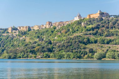 Albano Gölü kıyısında, Roma eyaleti, Lazio, Orta Italya'nin panoramik manzaralı