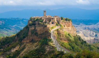 Ünlü Civita di Bagnoregio fırtınalı bir günde güneşin vurmak. Viterbo eyaletinde, Lazio, İtalya.