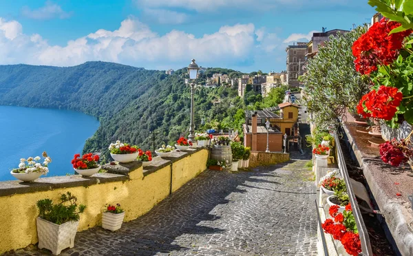 Castel Gandolfo 'da, Albano gölünde, Roma, Lazio, orta İtalya' da manzara.