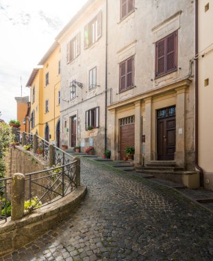 Montefiascone, Viterbo eyaletinin, Lazio, Orta Italya'nin doğal yaz sabah görünürde.