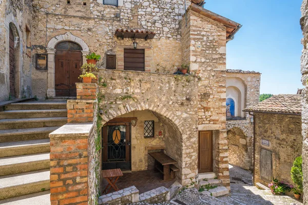 Doğal göz önünde Labro, eski köy Rieti Eyaleti, Lazio, İtalya.