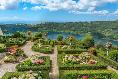 Nemi, Roma, Lazio, İtalya 'daki gölün kıyısındaki güzel köy..