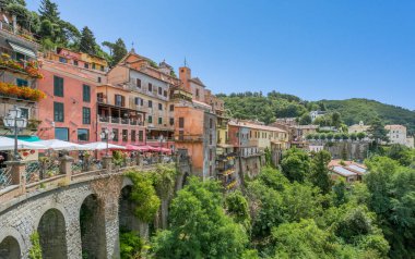 Nemi, Roma, Lazio, İtalya 'daki gölün kıyısındaki güzel köy..