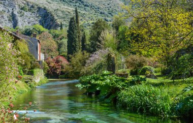 Bahçe Ninfa, Cisterna di Latina topraklarında peyzaj Bahçesi, Latina eyaletinde, orta Italya.