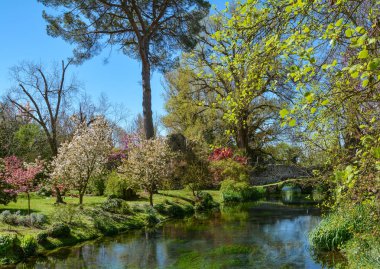 Bahçe Ninfa, Cisterna di Latina topraklarında peyzaj Bahçesi, Latina eyaletinde, orta Italya.