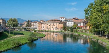 Rieti, Sabina tarihi bölgesinin başkenti, Velino Nehri manzaralı, Lazio (Italya)