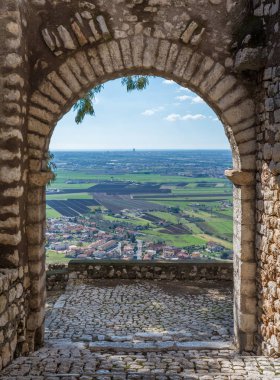 Sermoneta manzaralı manzara, Latina Province ortaçağ köyü, Italya