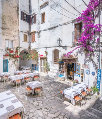 Yaz manzarası Sperlonga, Latina Eyaleti, Lazio, orta Italya.