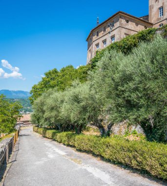 Borgia Kalesi (Rocca dei Borgia) bir yaz sabahı Subiaco 'da, Viterbo Eyaleti, Lazio, orta Italya.