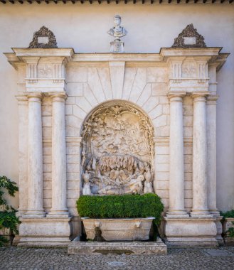 Villa d'Este, Tivoli, Lazio, Orta Italya'nin avluda çeşme.