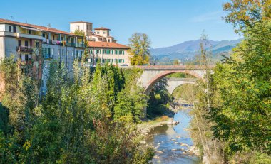 Castelnuovo di Garfagnana güneşli bir günde. Lucca eyaletinin, Toskana, İtalya.