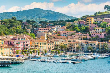 Güneşli bir gün pitoresk Porto Azzurro. Elba Adası, Toskana, İtalya.