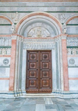Ana kapı San Martino Katedrali Lucca, Toskana, İtalya.