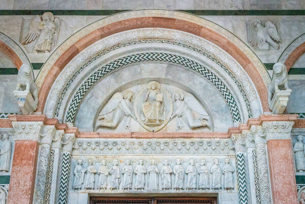 Главные ворота собора Сан-Мартино в Лукке, Тоскана, Италия
.