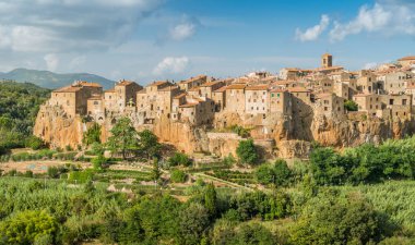 Pitigliano panoramik görme güneşli yaz öğleden sonra. Grosseto eyaletinde, Toskana, İtalya.