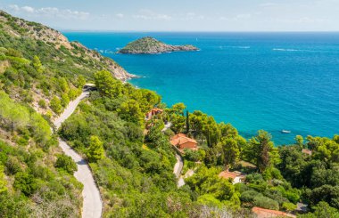 Monte Argentario, İtalya'nın Tuscany bölgesi içinde Porto Ercole yakınındaki bir güneşli yaz manzara. 