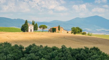 Ünlü Vitaleta kilisede Val d'Orcia, Toskana bölgesi ile pastoral manzara.