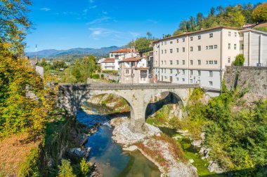 Castelnuovo di Garfagnana güneşli bir günde. Lucca eyaletinin, Toskana, İtalya.