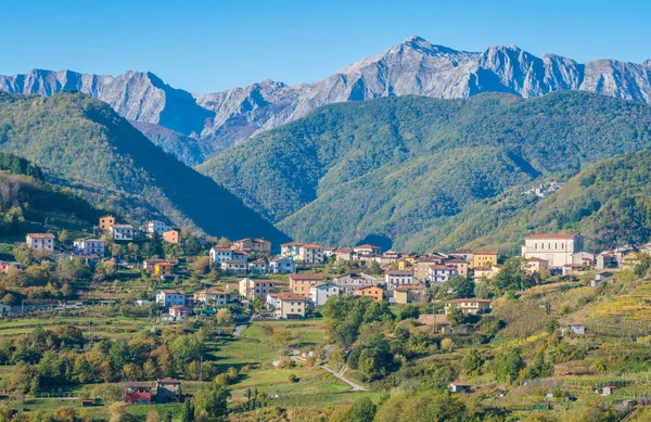ポッジョの村とアプアンアルプスを背景にした牧歌的な風景 イタリア中部 トスカーナ州ルッカ州 — ストック写真